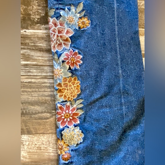 Driftwood Stella Floral Embroidered Jeans Size 31/27 - Picture 5 of 11